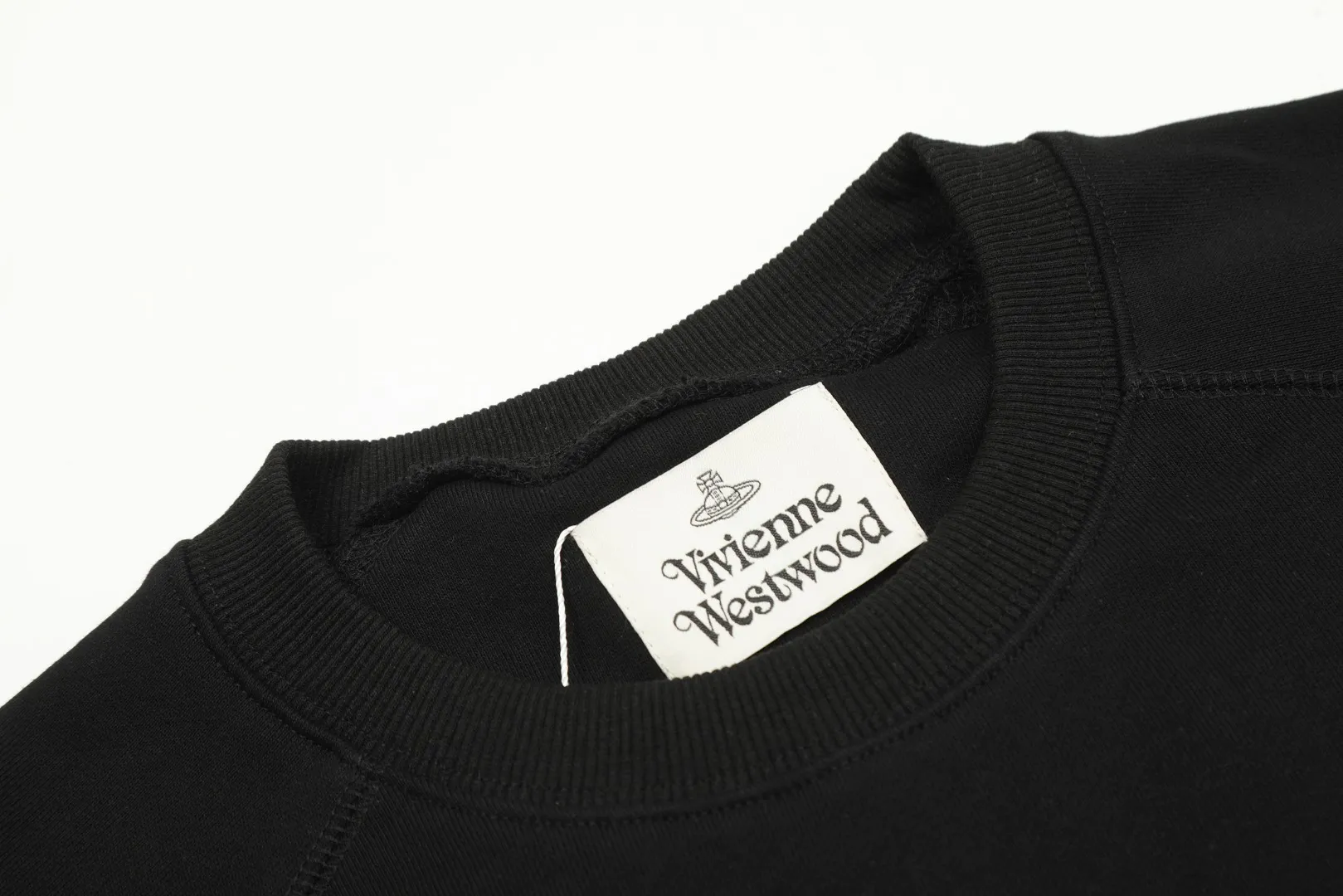 VIVI70# "Exclusive hot style" vivienne west wood West Queen Vivienne Saturn classic winning round neck sweatshirt 2024 top hot style No need to say more, directly open the details YB mold opening Correct overlock neckline details ⚠️The authentic product is the overlock threaded collar without a collar strip. Our family only makes the right version. We are careful to make sure that the first release of the Queen Mother on the whole network is correct. The full range of correct accessories and every detail is completely restored. Straight up to full Size: XS-L